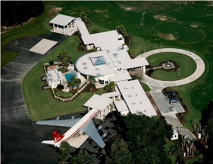Gila Pesawat, John Travolta Bangun Rumah seperti Airport 