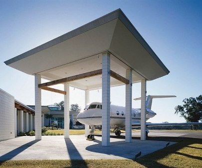 Gila Pesawat, John Travolta Bangun Rumah seperti Airport 