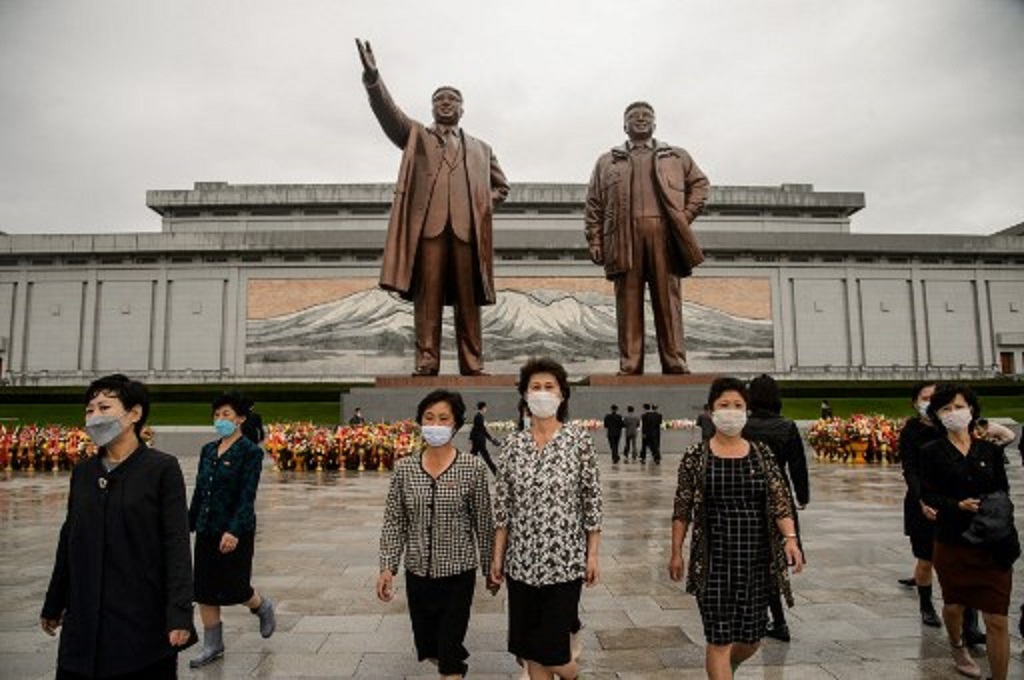Masyarakat Korut mengunjungi patung Kim Il-sung dan Kim Jong-il di Pyongyang, 10 Oktober 2021. (KIM Won Jin / AFP)
