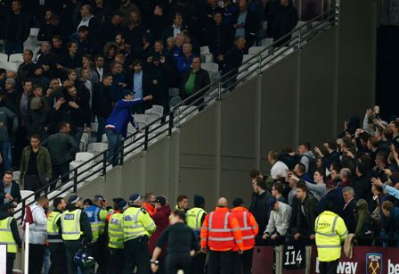 Kerusuhan Suporter Warnai Laga West Ham vs Chelsea