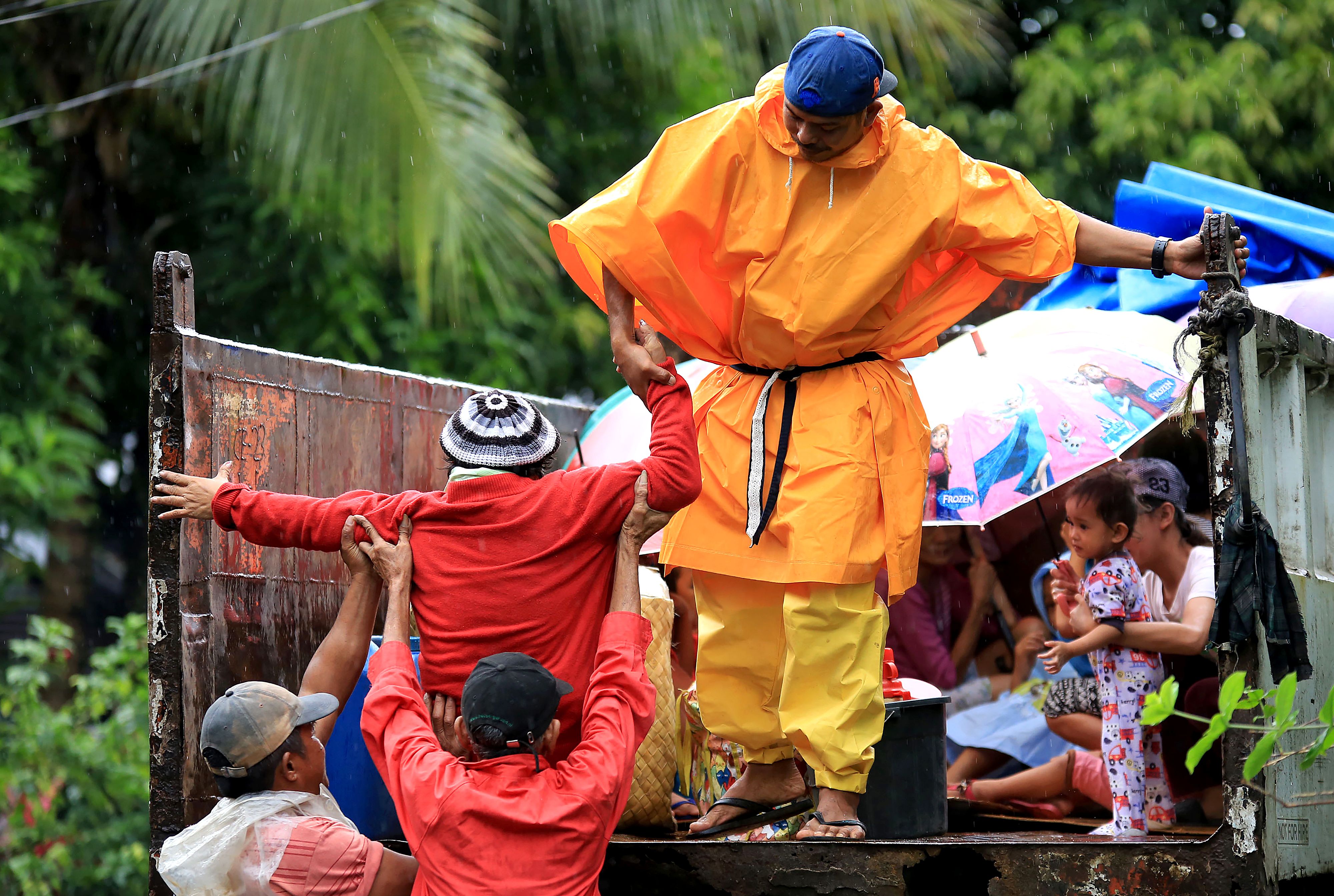 Topan Landa Filipina saat Natal, Ribuan Warga Mengungsi