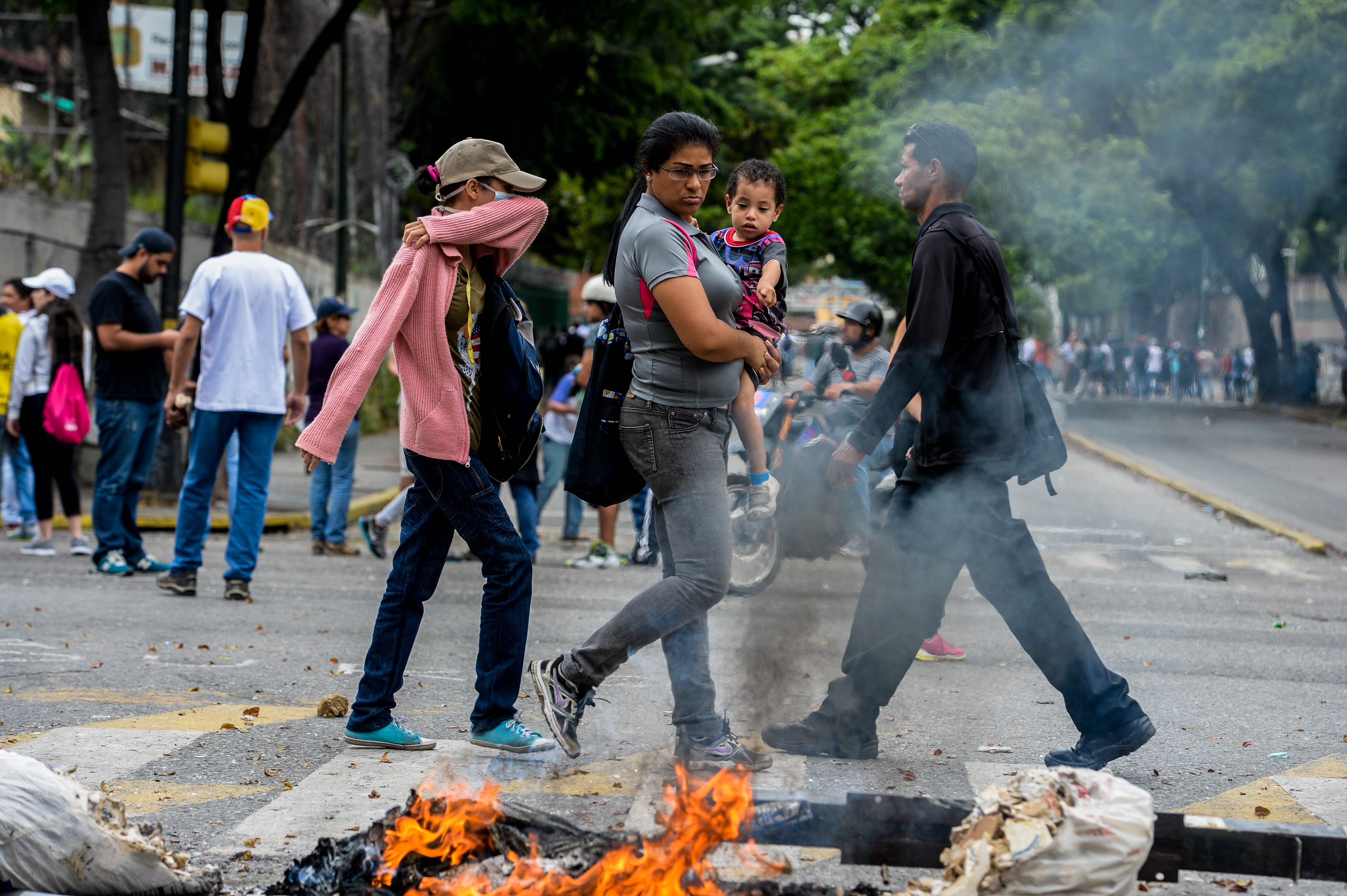 Demonstran Blokade Jalanan Venezuela dengan Sampah