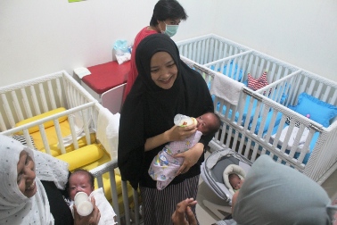 Begini Serunya Mengasuh Lima Bayi Kembar