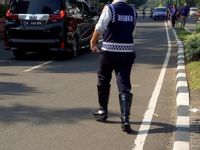 Hendak Menjemput Anggota DPR, Alphard Terobos Area CFD