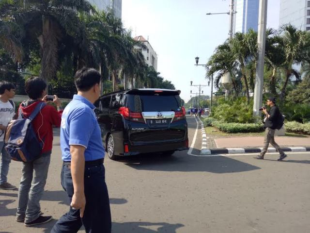 Hendak Menjemput Anggota DPR, Alphard Terobos Area CFD