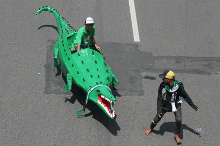 Bonekmania Pamer Eksistensi dalam Aksi Parade Bela Persebaya Surabaya