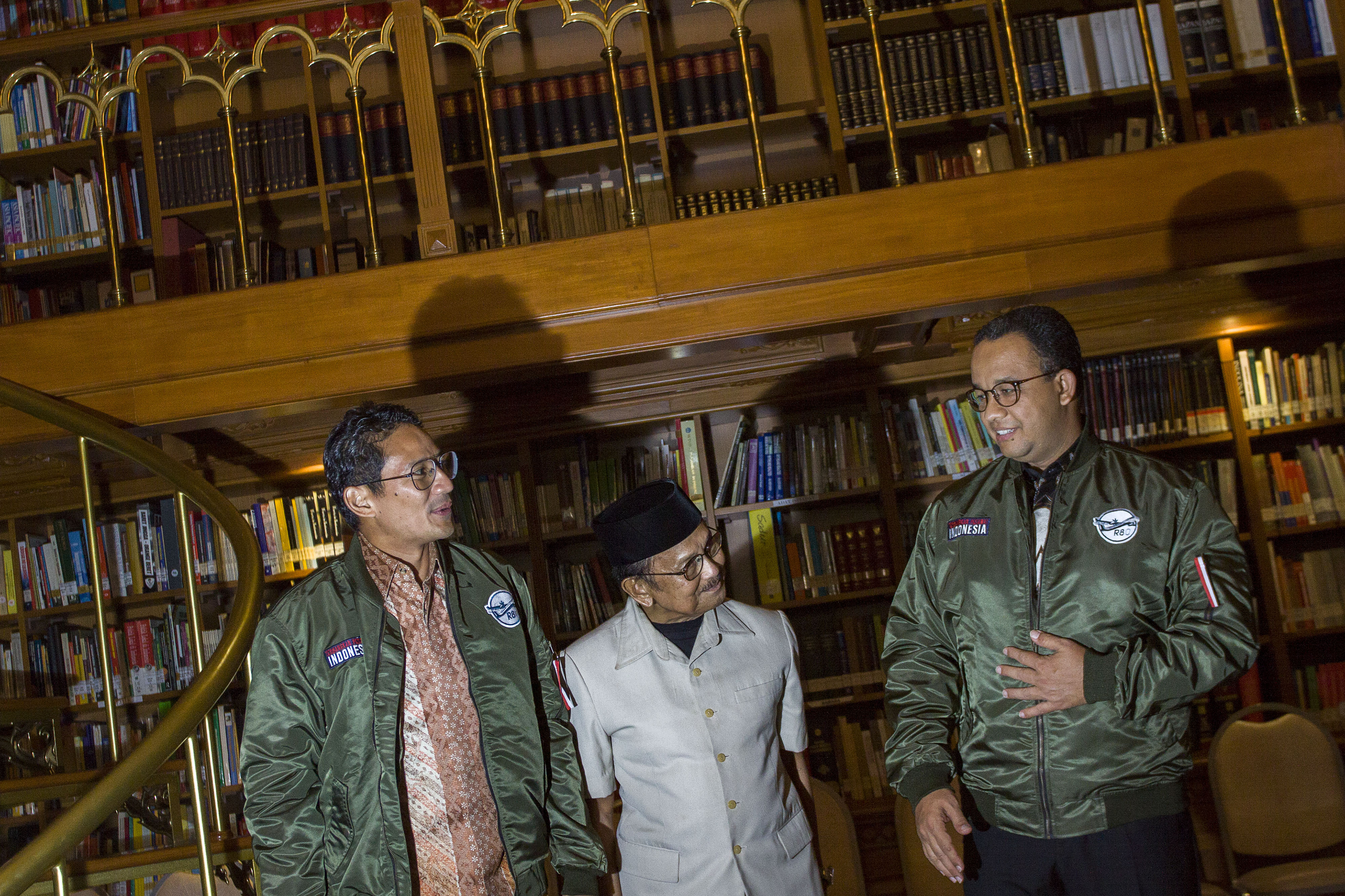 Teh, Batik Anies-Sandi, dan Jokowi