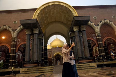 Mengintip Megahnya Masjid Kubah Emas Depok
