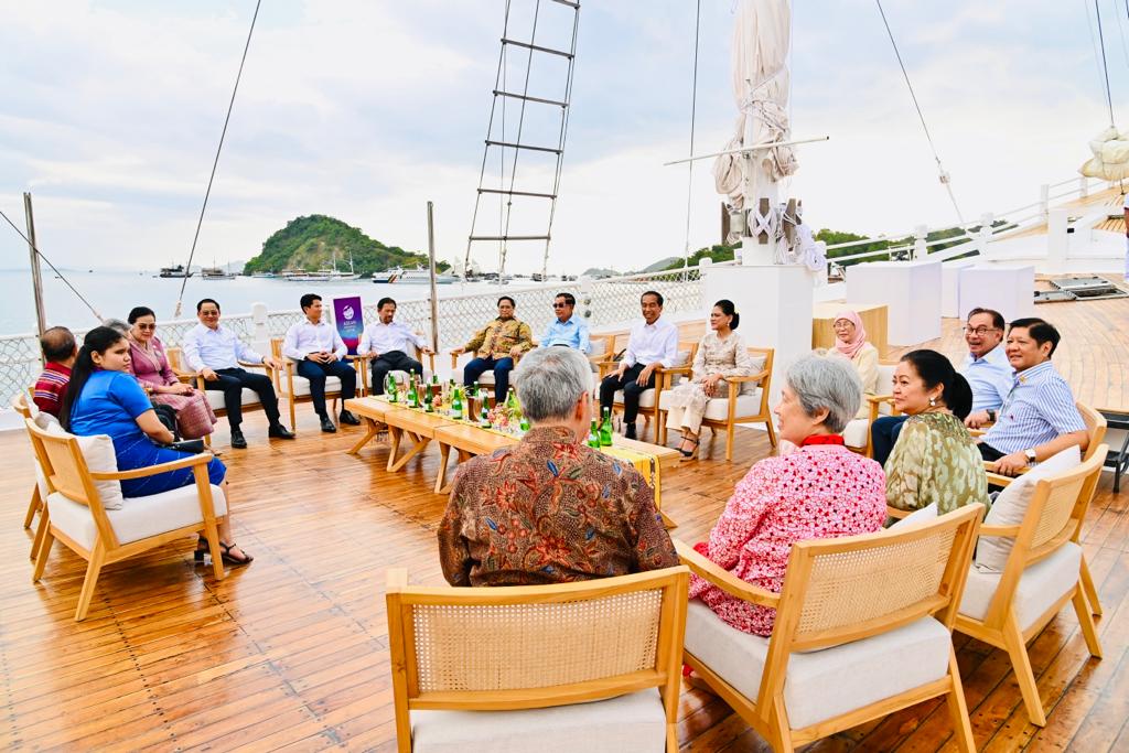 Berlayar Menaiki Kapal Pinisi, Pemimpin ASEAN Menikmati Keindahan NTT