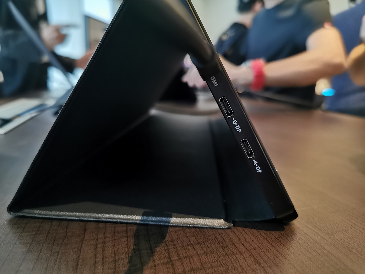 ROG Strix XG17, Monitor Gaming Portabel Pertama di Dunia