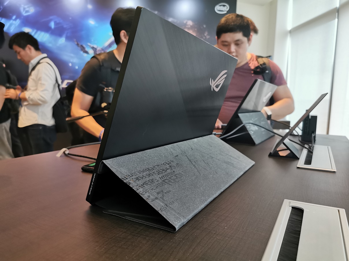 ROG Strix XG17, Monitor Gaming Portabel Pertama di Dunia
