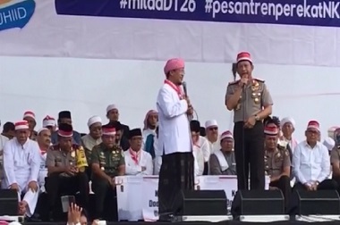 Puluhan Ribu Muslim Putihkan Lapangan Gasibu