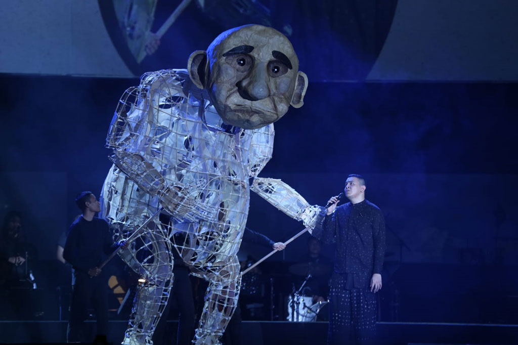 Kejutan-kejutan Manis dalam Konser Monokrom Tulus di Jakarta