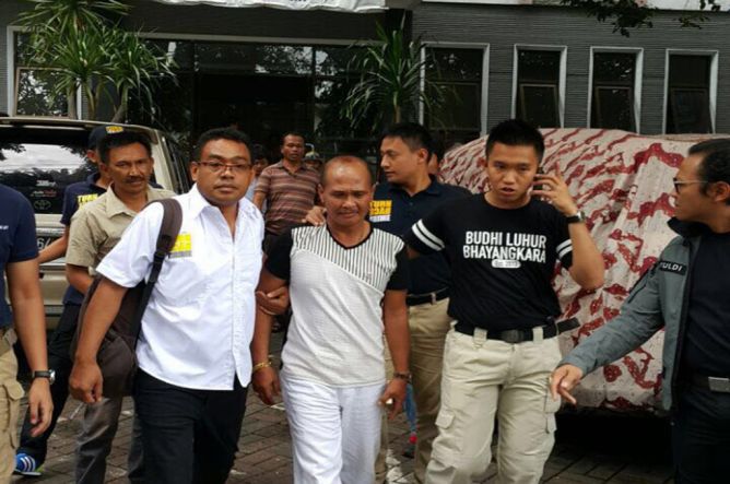 Daeng Aziz Ditangkap di Hadapan Keluarga