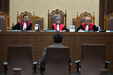 Amran Minta Uang ke Sejumlah Pengusaha untuk THR