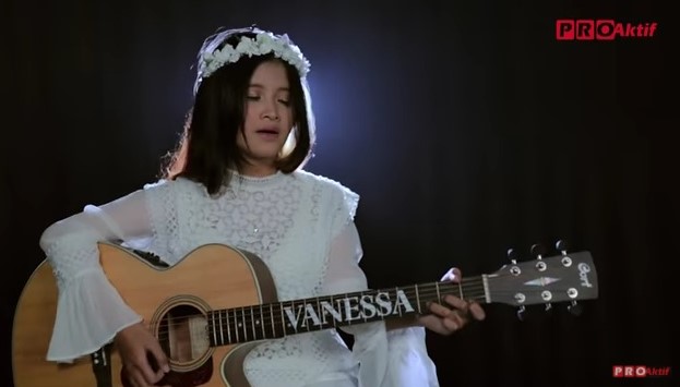 Adik Vanessa Angel menggunakan gitar bertuliskan Vanessa. Foto: Musik Proaktif