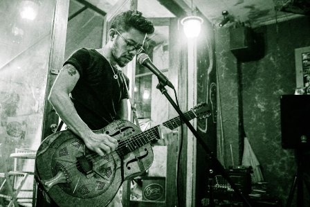 Adrian Adioetomo, Hidup dan Menghidupi Blues