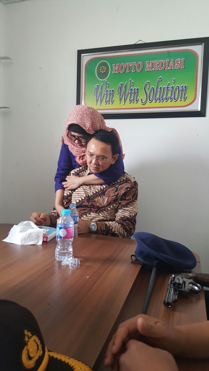Begini Detik-detik Ahok Dipeluk Saudara Angkat