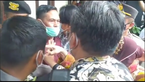 Aksi saling tunjuk Mensos Trirismaharini dengan aktivis. TikTok Tobibo37