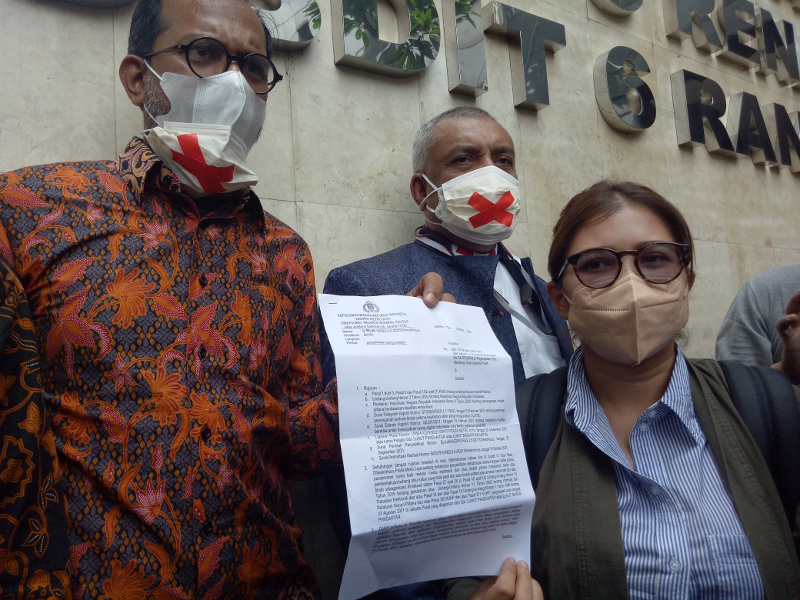 Aktivis Haris Azhar-Fatia Maulidiyanti menunjukkan surat penundaan mediasi dengan Menteri Koordinator Bidang Kemaritiman dan Investasi Luhut Binsar Pandjaitan. Medcom.id Siti Yona