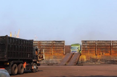 Ribuan Buruh <i>Nganggur</i> sejak Bongkar Muat Batu Bara di Cirebon Ditutup