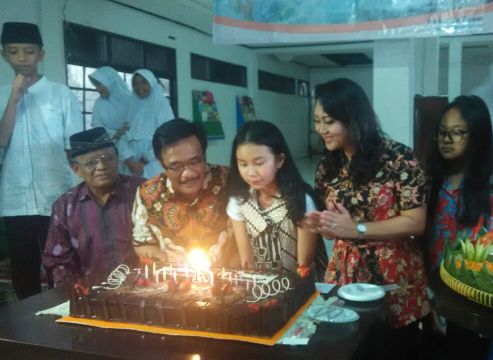Anak Sulung Djarot Potong Tumpeng Di Panti Asuhan Al Mubarokah Anak Sulung Djarot Potong Tumpeng Di Panti Asuhan Al Mubarokah