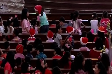 Gereja Kristus Raja Sebarkan Makna dan Hadiah Natal pada Anak-anak