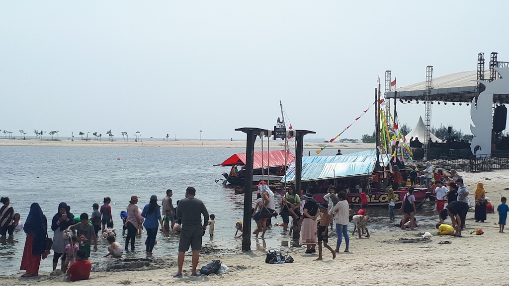 Pantai Ancol Lagoon The atmosphere in saturday morning at the beach ancol. pantai ancol lagoon