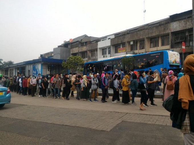 Jokowi Sindir Anies Soal Ketersediaan Transportasi Publik