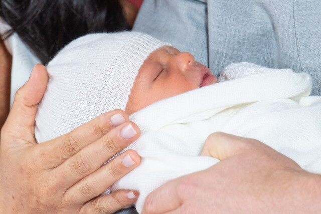 Pangeran Harry dan Meghan Markle Perkenalkan Putra Sulung ke Publik