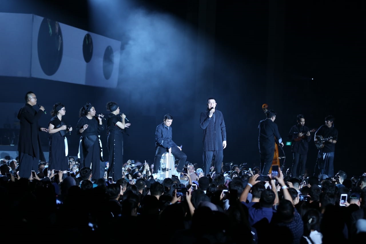Kejutan-kejutan Manis dalam Konser Monokrom Tulus di Jakarta