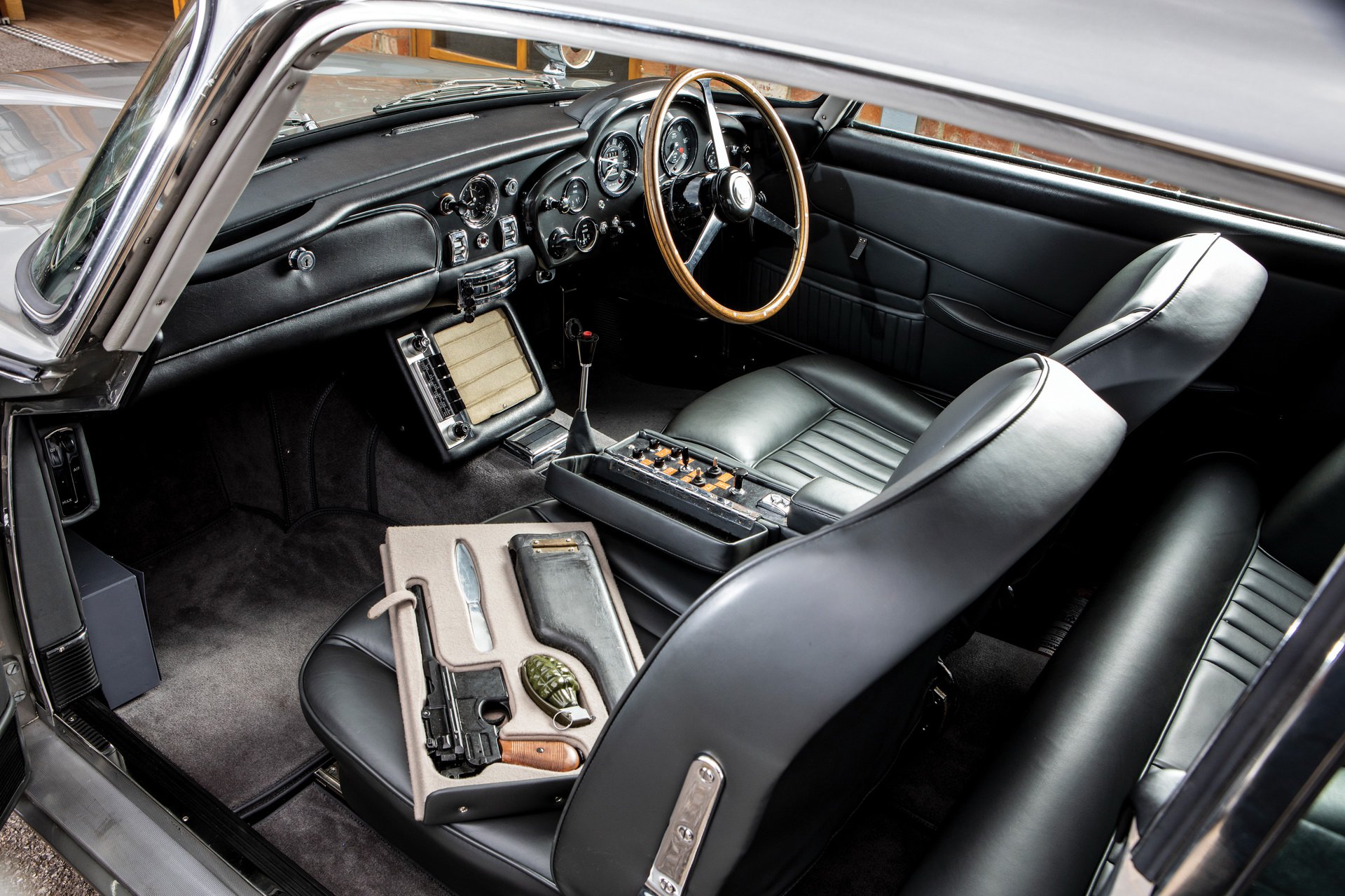 Aston Martin Goldfinger-spec DB5 James Bond Bakal Incaran Kolektor
