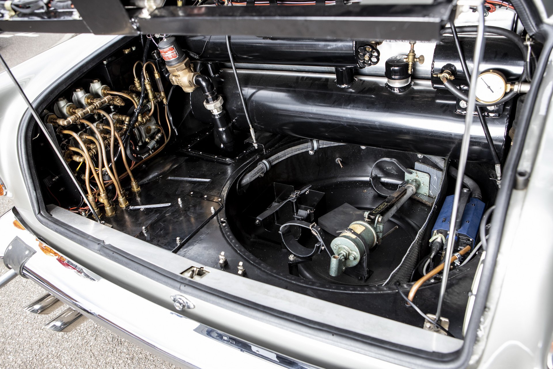 Aston Martin Goldfinger-spec DB5 James Bond Bakal Incaran Kolektor