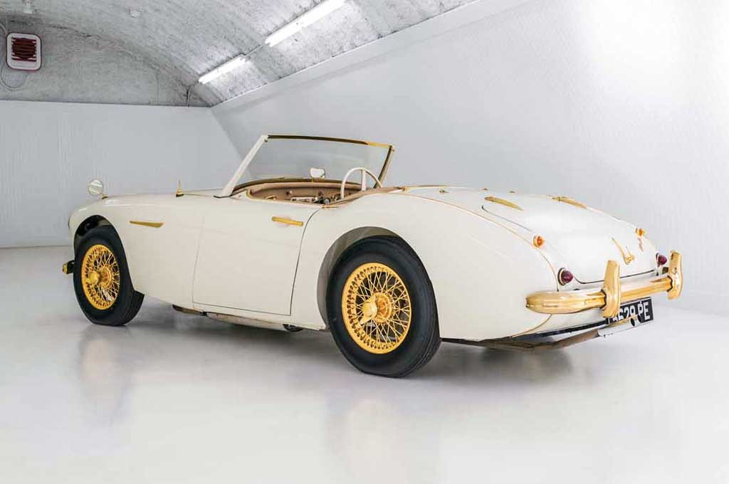 Jangan Anggap Enteng, Mobil Klasik ini Bertabur Emas 24 Karat