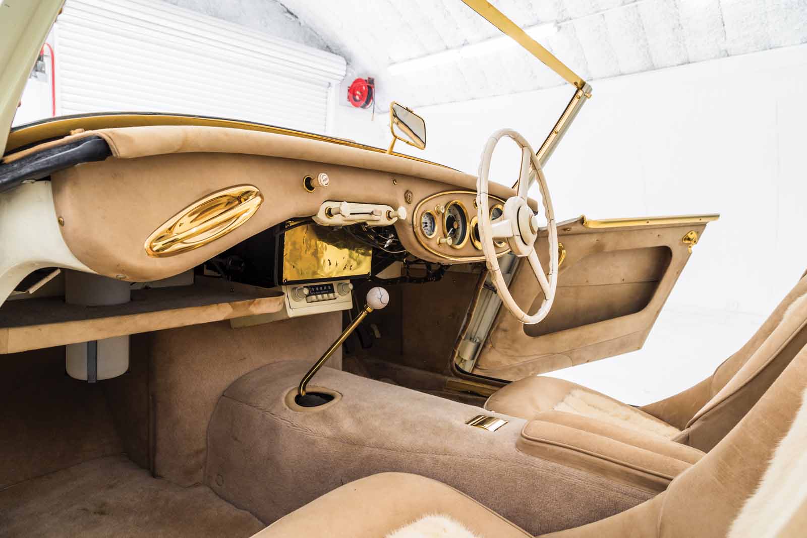 Jangan Anggap Enteng, Mobil Klasik ini Bertabur Emas 24 Karat