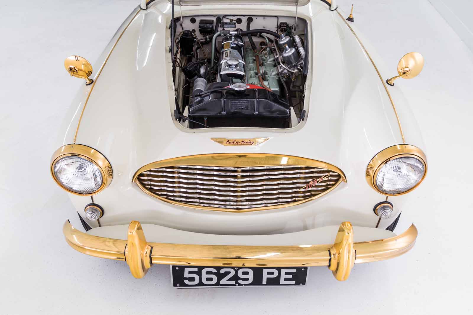 Jangan Anggap Enteng, Mobil Klasik ini Bertabur Emas 24 Karat