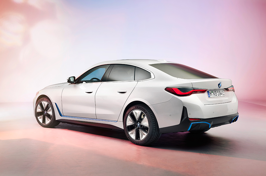 BMW i4 akan Menyengat Jalanan Akhir Tahun 2022
