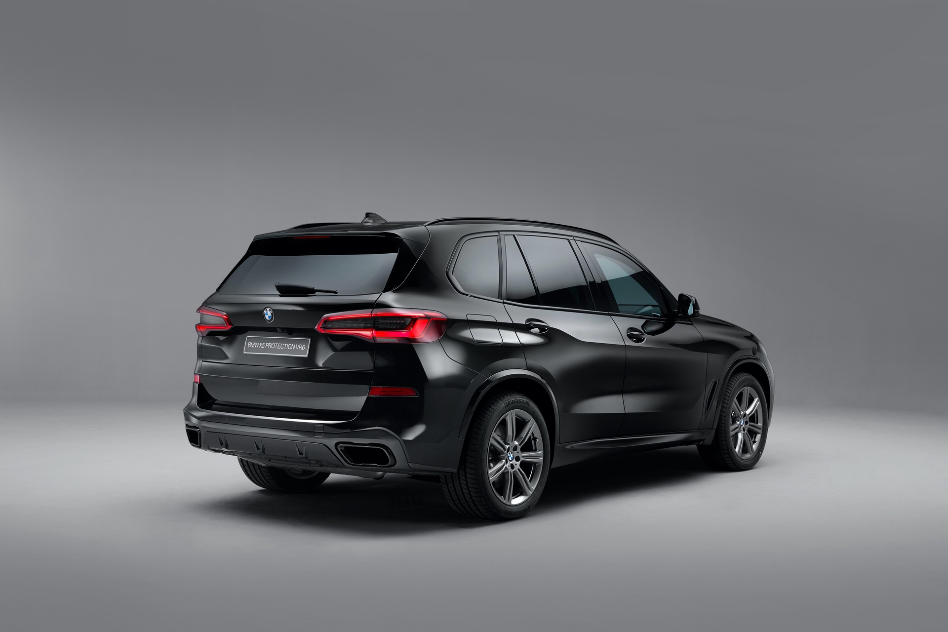 BMW X5 Ini Dijamin Aman Melintasi Para Demonstran
