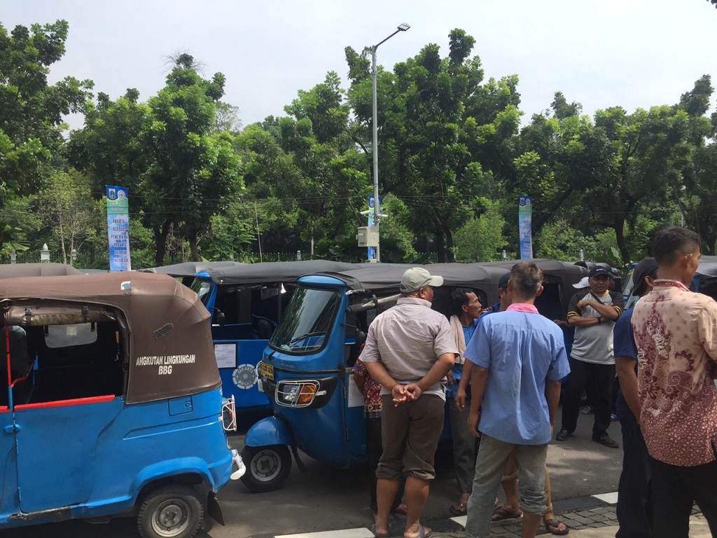 Sopir Bajaj Mogok di Depan Kantor Anies