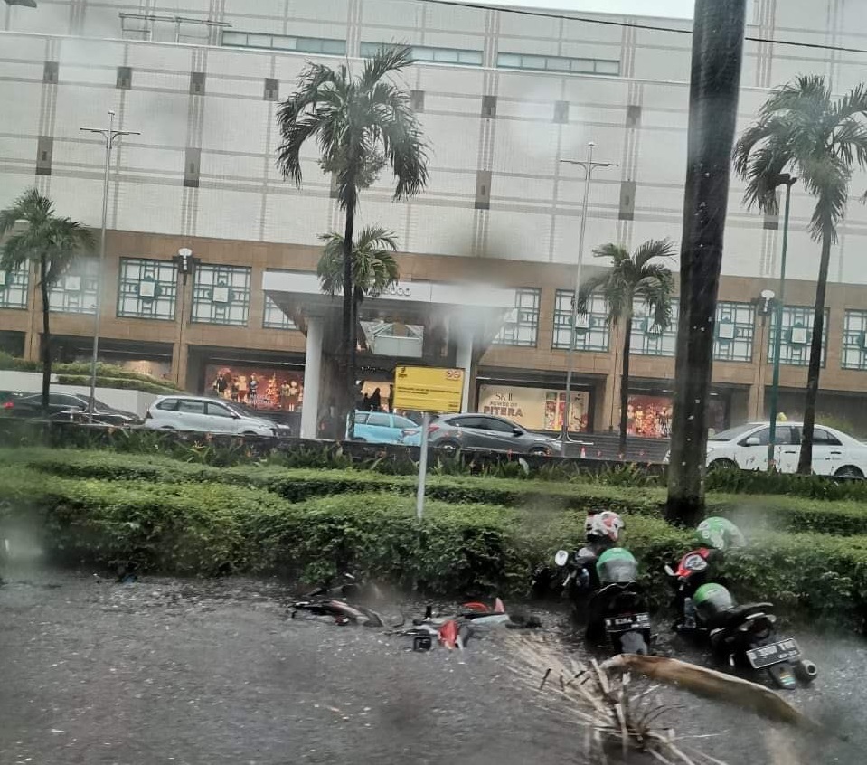 Motor Sempat Tenggelam di Depan Plaza Senayan