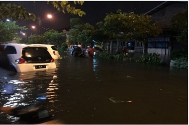 Waspadai Banjir Datang Lagi, Dua Alat Berat Keruk Kalimas