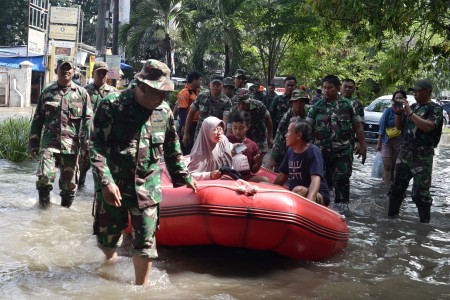 Petugas Keamanan di Bekasi Tewas Tersetrum Saat Banjir