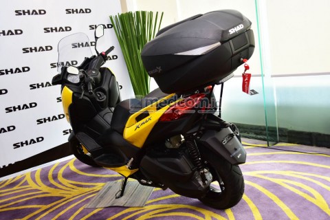 Tutup Barang Bawaan di Motor Jaga Keseimbangan Pengendara