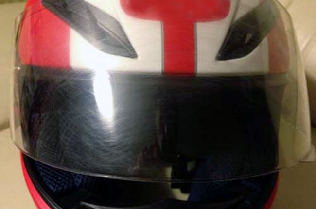 Cegah Baret, Hindari Lap Kaca Helm Pakai Tisu