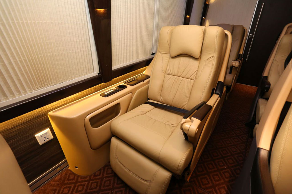 Suasana Jet Pribadi di Bus Garapan Baze