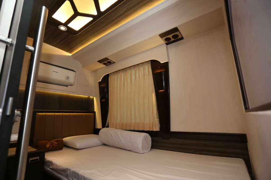 Suasana Jet Pribadi di Bus Garapan Baze