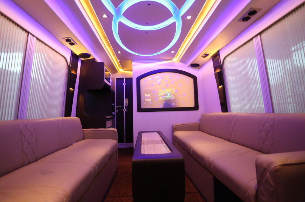 Suasana Jet Pribadi di Bus Garapan Baze