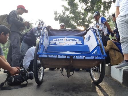 Pemprov DKI Terima Sumbangan <i>Prototype</i> Becak Listrik