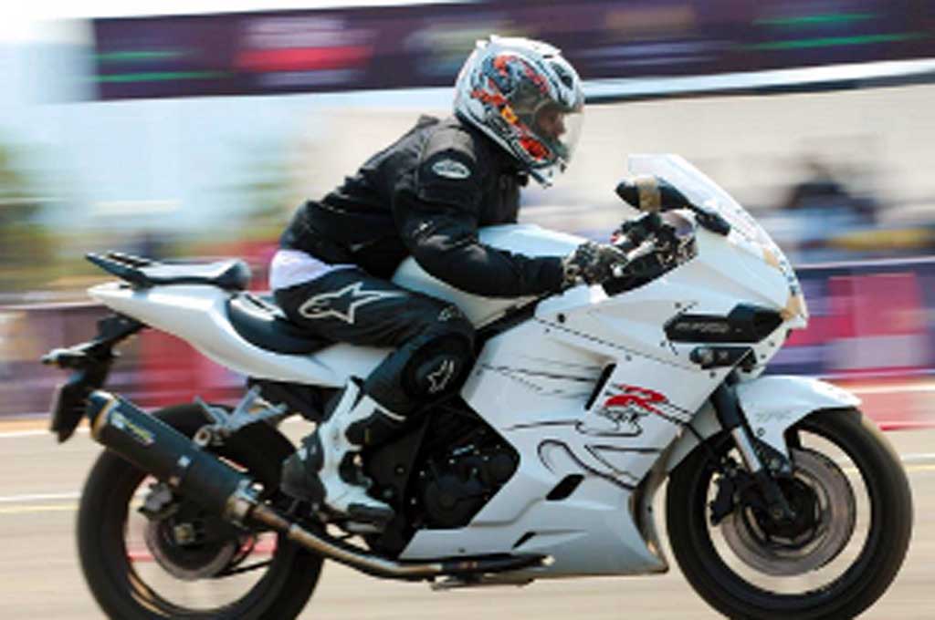 Perbedaan Helm Balap Mobil dan Motor