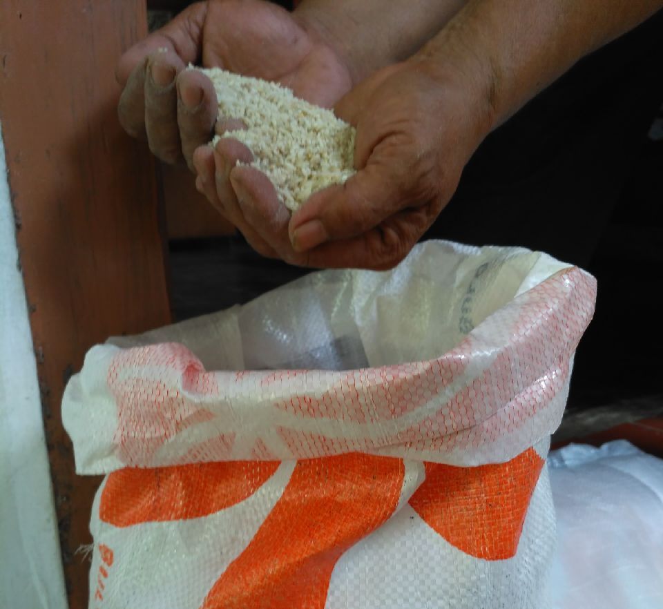 Kualitas Buruk, Warga Kembalikan Beras Sejahtera